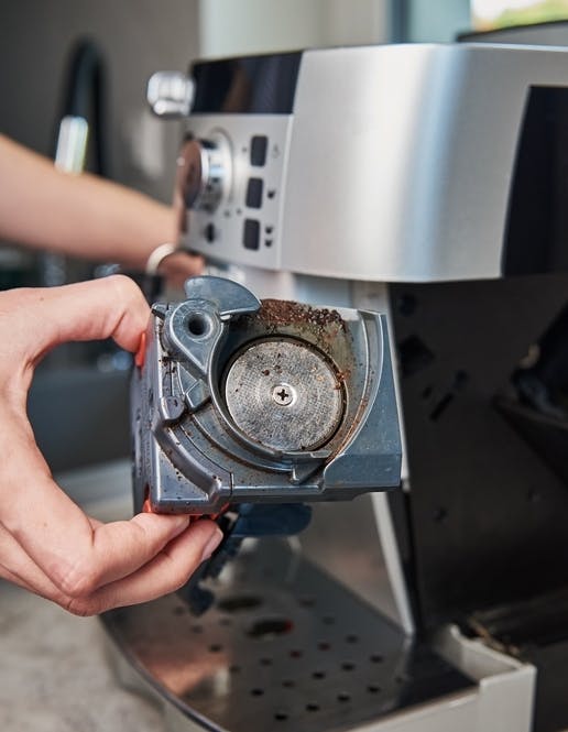 Ein Kaffeevollautomat wird gereinigt
