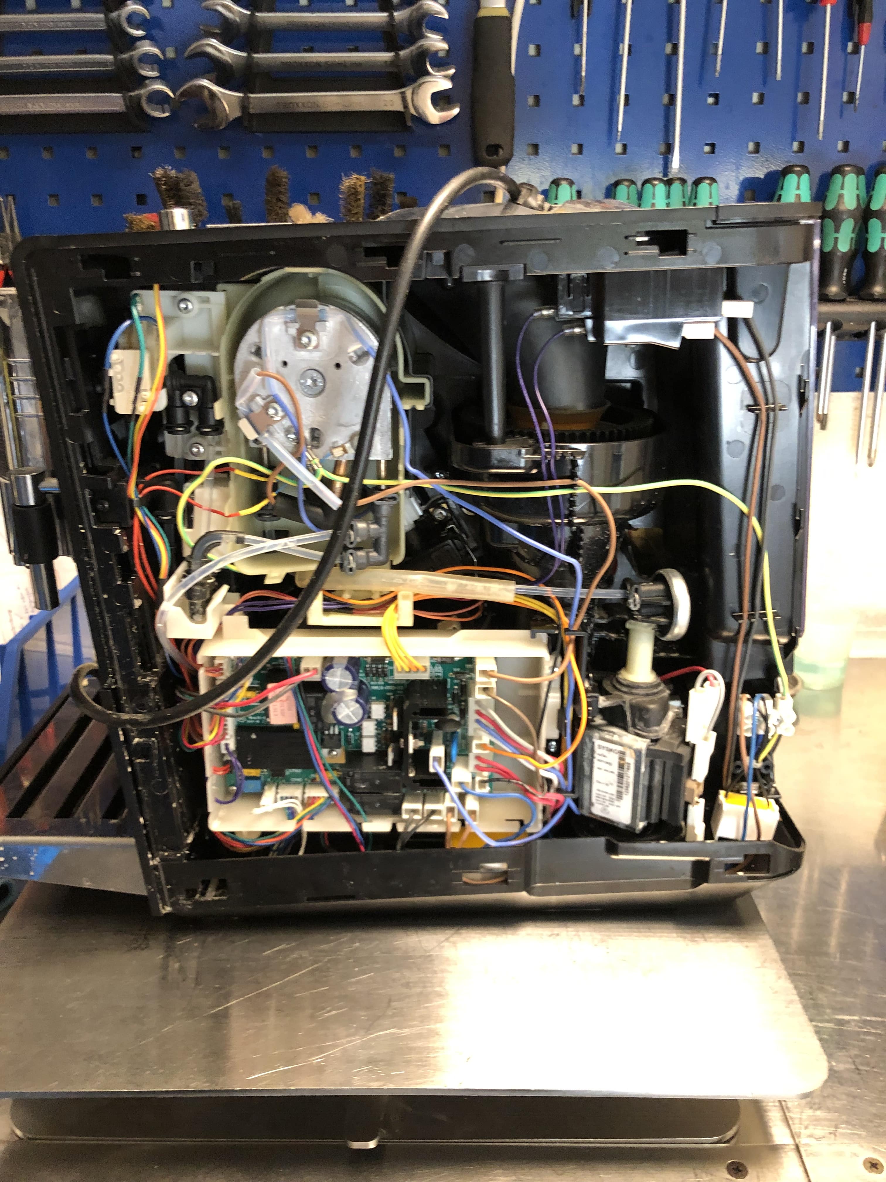 Aufgeschraubter Kaffeevollautomat