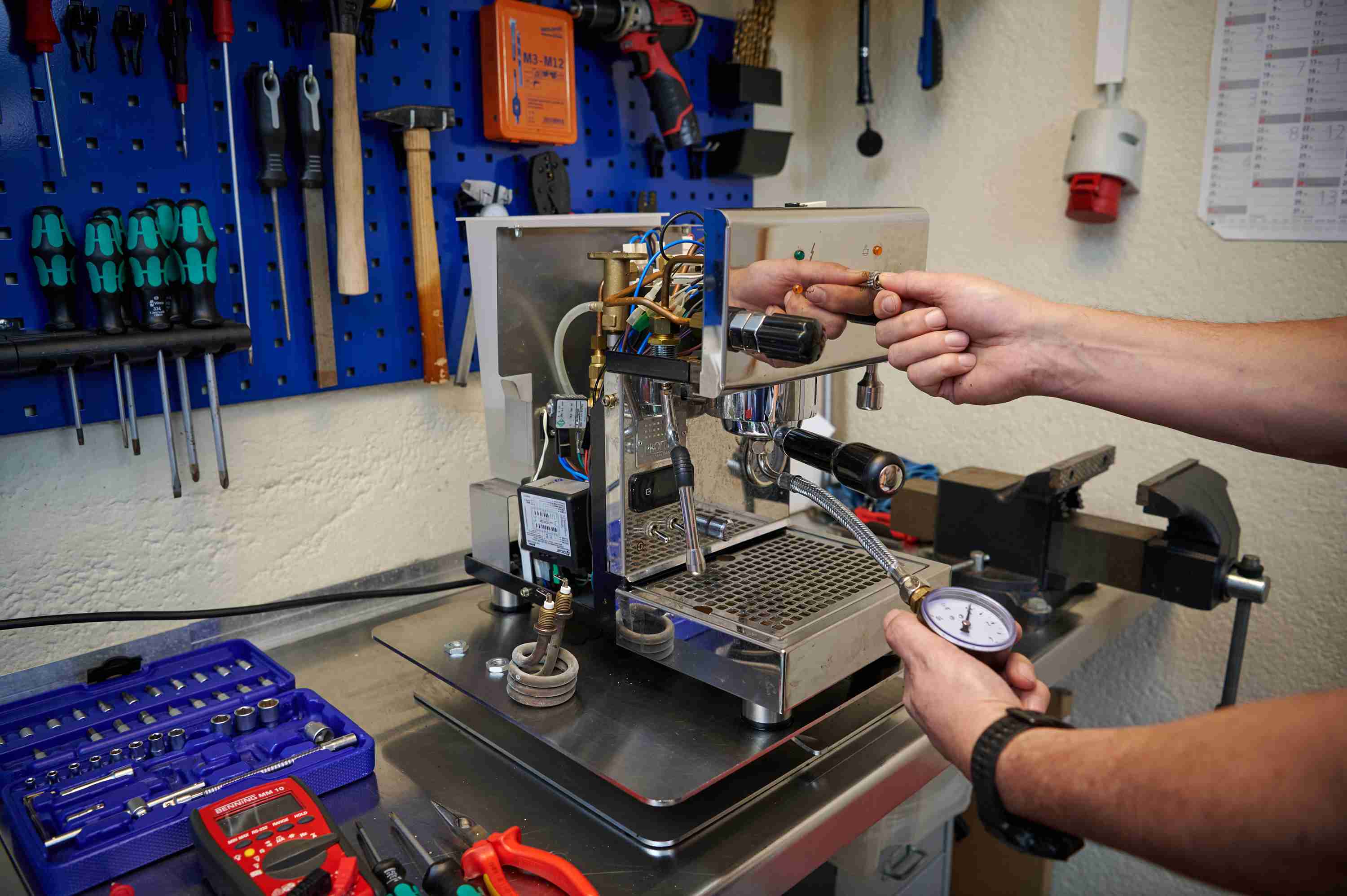 Die Kaffeemaschine wird untersucht