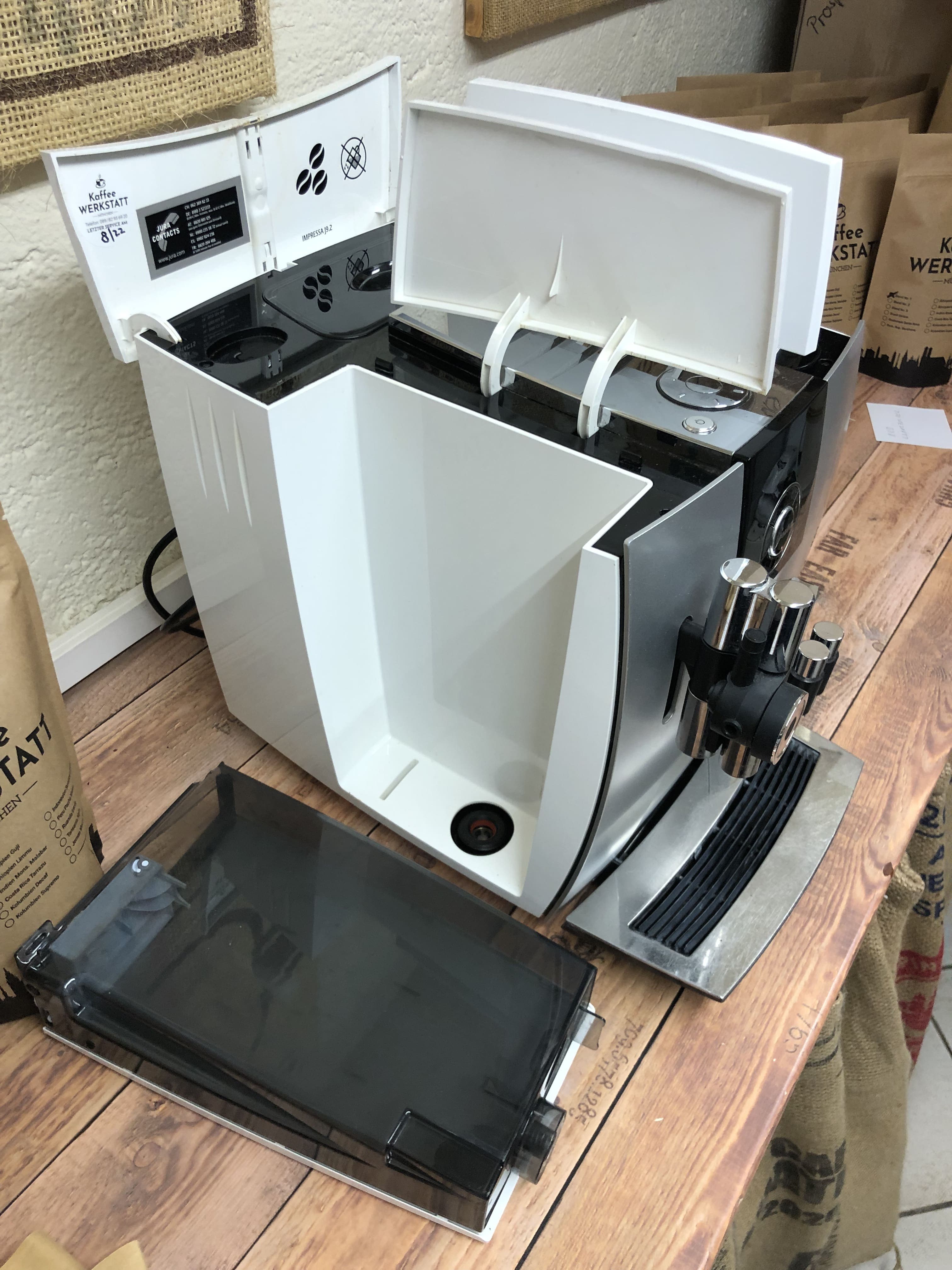 Ein Jura Vollautomat wird repariert