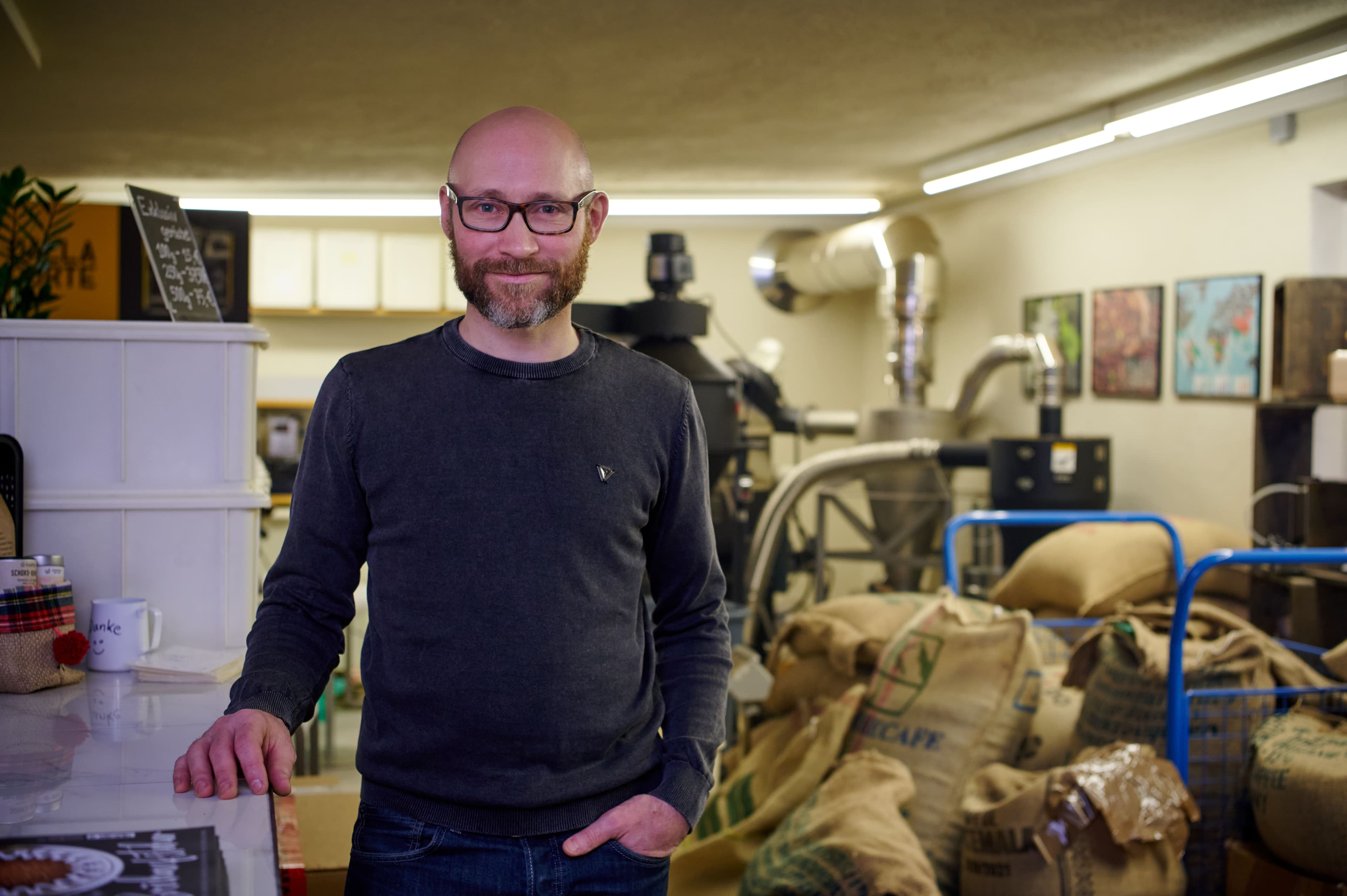 Portrait vom Geschaeftsfuehrer im Laden